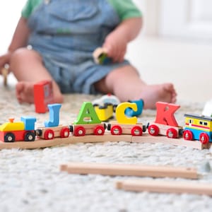 Tren de cartas personalizado, regalo de bautizo, tren de madera, tren de bautizo, regalo de primer cumpleaños, primer juego de trenes, geburtstagszug- pintado a mano