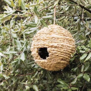 Cabane d&#39;oiseau tissée à la main : décoration de jardin suspendue