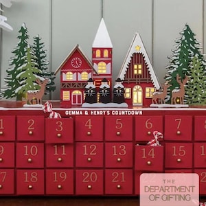 Calendrier de l'Avent personnalisé en bois rouge : scène d'hiver festive - Carol singers-adventskalender-Calendrier de l'avent image 2