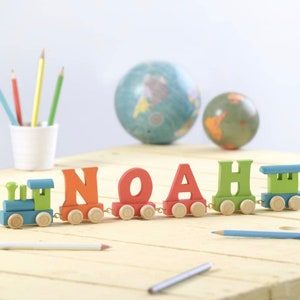 Tren de letras personalizado, regalo de bautizo, tren de juguete de madera, tren de juguete de madera pintado a mano, tren de bautizo, primer cumpleaños, regalo de cumpleaños