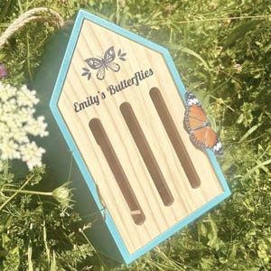 Gepersonaliseerde houten vlinderhuis - tuinhotel - groen huis - eco hout - insect cadeau - mooi houten huis - vlindercadeau