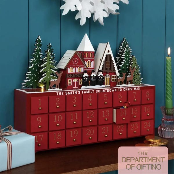 Personalized Red Wooden Light-Up Advent Calendar: Festive Winter Scene- Carol singers-adventskalender-Calendrier de l’avent