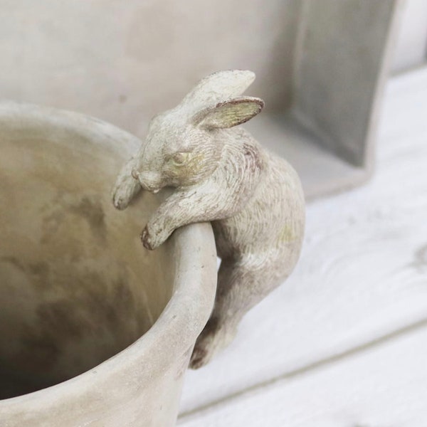 Adorable Bunny Pot Hanger - Conejito conejo fundido a mano- linda decoración del jardín del conejo-decoración de la percha del conejo fundido a mano- diseño original