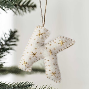 Letras del alfabeto personalizadas bordadas a mano en fieltro dorado para decoración de árbol de Navidad, monograma, letras, iniciales, fieltro crema