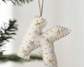 Personlig julgransprydnad i filt med bokstav: Handbroderad initial