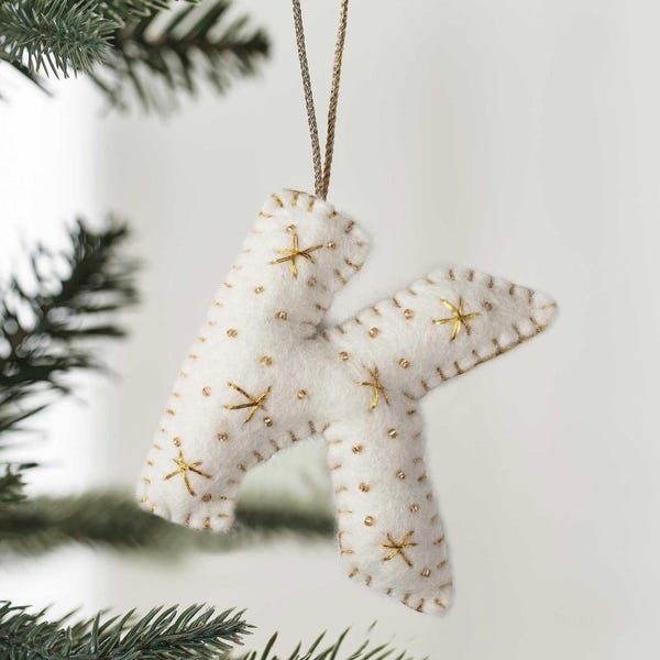 Ornamento natalizio personalizzato con lettera in feltro: iniziale ricamata a mano