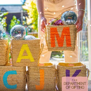 Handgemaakte mand met raffia-alfabet: aangepaste speelgoedopslag