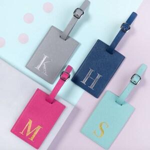 Etiqueta de equipaje monograma, etiqueta inicial de viaje, accesorio de viaje, colores bonitos, pastel, letras doradas- relleno de medias en relieve a mano