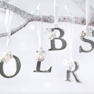 Decoración colgante con letras personalizadas, única y plateada con perlas de imitación, monograma para colgar, letras plateadas, iniciales de la A a la Z, hechas a pedido