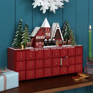 Personalized Red Wooden Light-Up Advent Calendar: Festive Winter Scene- Carol singers-adventskalender-Calendrier de l’avent