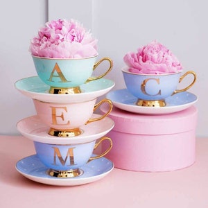 Taza de té y platillo con letras chinas con lunares y monograma dorado a mano, regalo del alfabeto, taza con monograma, bonita, letra dorada, regalo para novia, pintado a mano