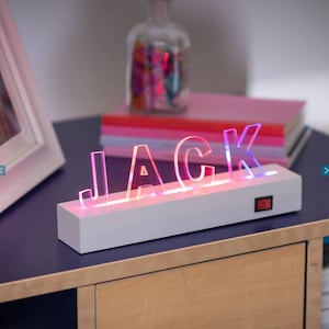 Luces de letras de neón personalizadas - actualización del hogar - alfabeto - palabras - decora el hogar - personaliza tu hogar - luces de letras - neón - soporte de madera
