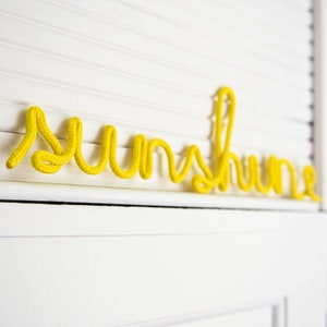 Wire Word Sunshine - Decorazione da parete gialla - parola da appendere al muro - decorazione tipografica - sole - giallo fatto a mano - regalo tipografico