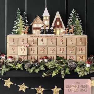 Calendrier de l'Avent personnalisé en bois rouge : scène d'hiver festive - Carol singers-adventskalender-Calendrier de l'avent image 4