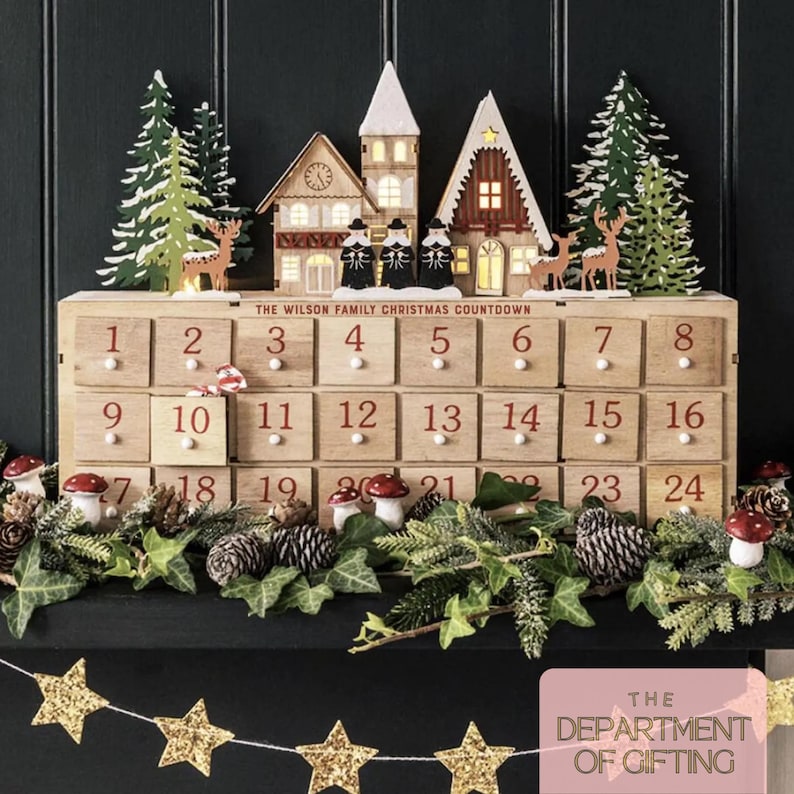 Calendrier de l'Avent personnalisé en bois rouge : scène d'hiver festive - Carol singers-adventskalender-Calendrier de l'avent image 4