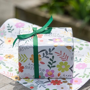 Geburtstag Blumen Geschenkpapier, Luxus Geschenkverpackung durch das Blatt-helle Farben- handgezeichnet- FSC Papier