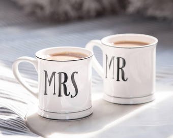 Mr. & Mrs. Tassen aus Porzellan: Handbedrucktes Geschenk Paar