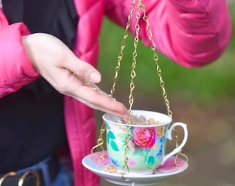 Comedero para pájaros en forma de taza de té: Decoración colgante de cerámica pintada a medida para jardín