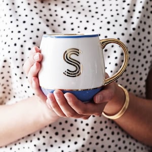Taza con monograma personalizada en caja de regalo: taza con letras, regalo del alfabeto, taza con monograma, taza de café, bonita taza dorada a mano, letra dorada, para ella