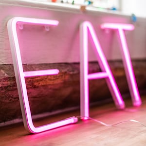 Luz de letras de neón personalizada - alfabeto - palabras - decora el hogar - personaliza tu hogar - luces de letras para colgar en la pared - neón rosa - hecho a pedido