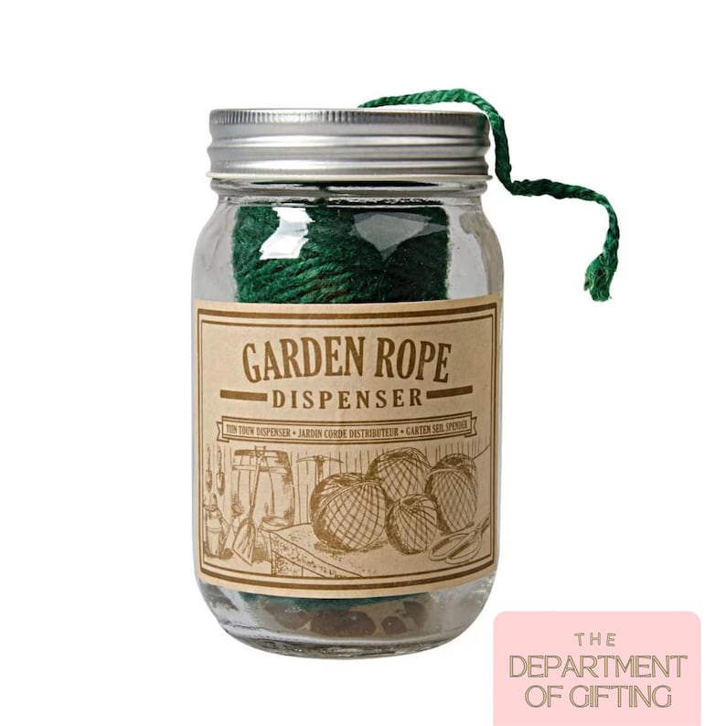 以下が含まれることがあります： 「GARDEN ROPE DISPENSER」とラベルされた、銀色の蓋が付いた透明なガラス瓶。瓶には緑色のロープが入っており、茶色のラベルには園芸工具のイラストが描かれています。緑色のロープの束が上から伸びています。