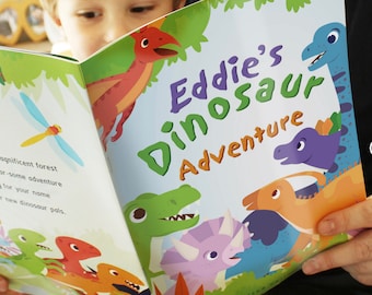 Puede incluir: Un libro infantil colorido titulado "La aventura de los dinosaurios de Eddie". La portada presenta una variedad de dinosaurios en un entorno de jungla.