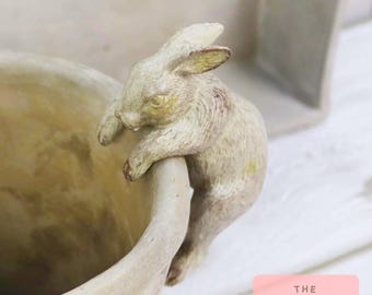 Hand-Cast Bunny Pot Hanger: Resin Garden Decoration