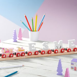 Tren de letras rosa y blanco exclusivo hecho a medida con carruaje de corazón, regalo de bautizo, tren de juguete de madera, tren de juguete de madera rosa pintado,