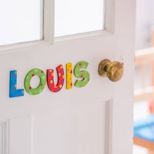 Letras de Estrellas de Madera -Cartas pintadas a mano- letras de animales- letras-alfabeto-a-z-decorar su hogar- cartas del niño- escriba su nombre-guardería