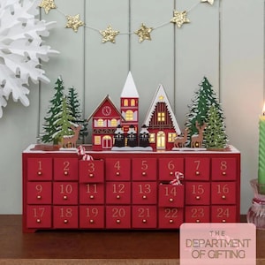Calendrier de l'Avent personnalisé en bois rouge : scène d'hiver festive - Carol singers-adventskalender-Calendrier de l'avent image 9