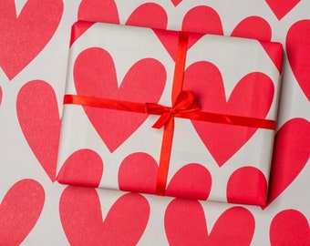 Papier d’emballage Red Hearts,- grands cœurs dessinés à la main -luxurywrap -Certifié Forest Stewardship- encre écologique-neutre en carbone- fabriqué sur commande