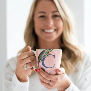 Caneca de porcelana com monograma e alfabeto animal pintado - feita à mão - porcelana de ossos - presentes para ela - presentes para - borda dourada - caneca única - escrita à mão