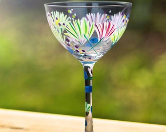 Handgeschilderde cocktailglazen, feestbrillen - bloemenglazen - mooie glazen - bloemen - met de hand ontworpen - lentebloemen - bijen - vlinders