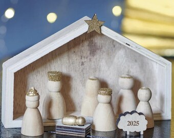 Presépio de Natal feito à mão em madeira: decoração com brilho dourado