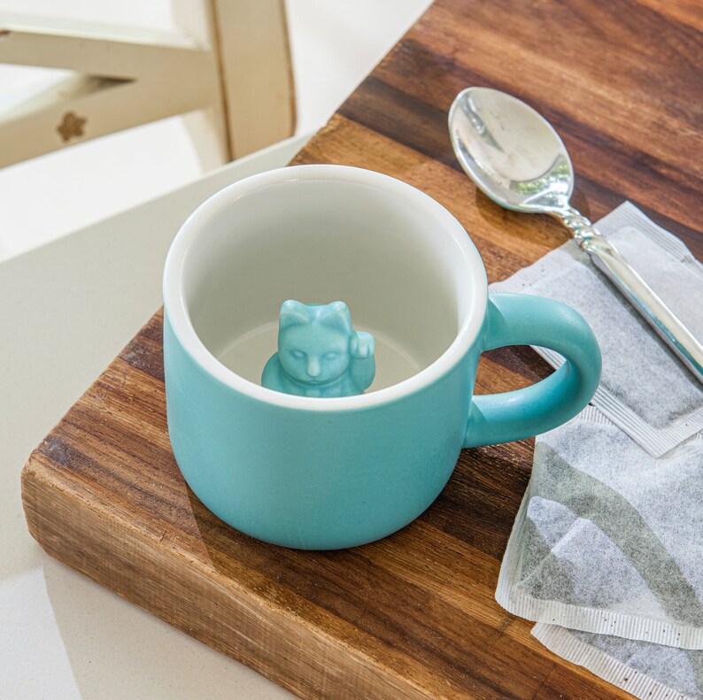 MANEKI NEKO Lucky Mug – Winkekatze Tasse In Türkis, Aus Porzellan