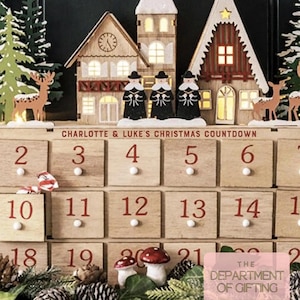 Calendrier de l'Avent personnalisé en bois rouge : scène d'hiver festive - Carol singers-adventskalender-Calendrier de l'avent image 5