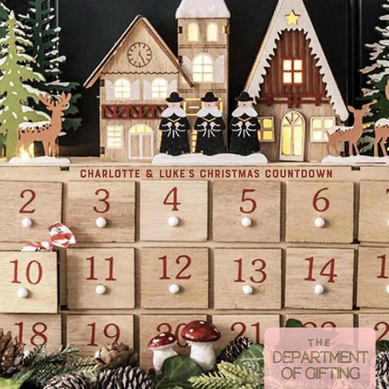 Calendrier de l'Avent personnalisé en bois rouge : scène d'hiver festive - Carol singers-adventskalender-Calendrier de l'avent image 5