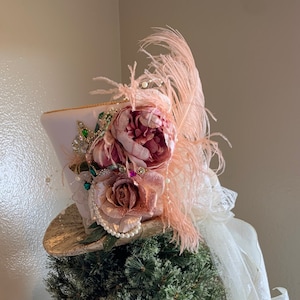 Victorian tree topper top hat - Gold and Ivory Top Hat - Christmas Tree Topper Bow - Tree Topper - Top Hat Centerpiece - Top Hat Tree Topper