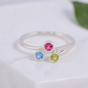 Anillo personalizado con piedra natal engastada en bisel en plata de ley; oro macizo de 10k o 14k blanco o amarillo con 2, 3 o 4 piedras para mamá