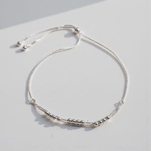 Pulsera de cadena deslizante de amistad con lazo ajustable de bolo de doble hebra con cuentas sólidas de plata esterlina