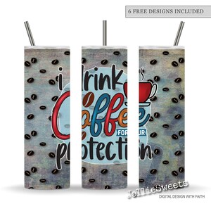 Może przedstawiać: Trzy wysokie kubki ze słomkami ze stali nierdzewnej, z motywem kawy. Projekt zawiera ziarna kawy i frazę "I drink coffee for your protection" w kolorowej czcionce. Kubki mają teksturowane, szare tło.