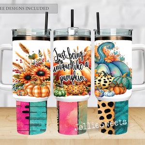 Könnte beinhalten: Drei weiße Isolierbecher mit schwarzen Strohhalmen. Jeder Becher hat ein einzigartiges Herbstdesign. Einer hat Sonnenblumen und Kürbisse, ein anderer sagt "Just being unique like a pumpkin", und der dritte hat blaue und orangefarbene Kürbisse. Die unteren Abschnitte haben bunte Muster.