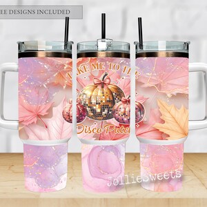 Könnte beinhalten: Drei Edelstahlbecher mit Deckel und Henkeln. Die Becher sind mit einem rosa-goldenen Marmormuster und einem Disco-Kürbis mit dem Text "Take Me To The Disco Patch" verziert.