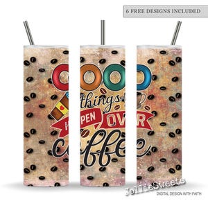 Op de afbeelding: Drie hoge, geïsoleerde bekers met roestvrijstalen rietjes. De bekers hebben een koffiethema-ontwerp met de woorden "Good things happen over coffee". De achtergrond is een getextureerde, bruine en tan kleur met verspreide koffiebonen.