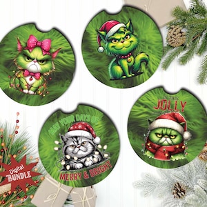 Op de afbeelding: Vier ronde auto-onderzetters met Grinch- en kattenontwerpen. De onderzetters hebben groene achtergronden met illustraties van Grinch en katten met kerstmutsen en feestelijke lichtjes. Eén onderzetter leest "May Your Days Be Merry & Bright."