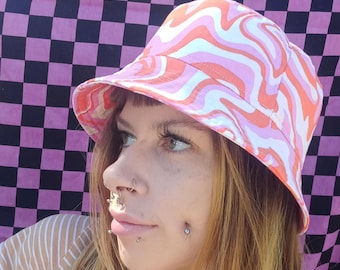 Sombrero de pescador con ondas naranjas y rosas, hecho a mano en Australia, ideal para playa.