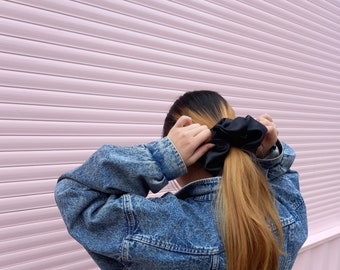 XL Scrunchie negro Satin Söpö + Tähti, escrúpulo de aspecto de seda vegano, Australia Oversize Scrunchies XXL