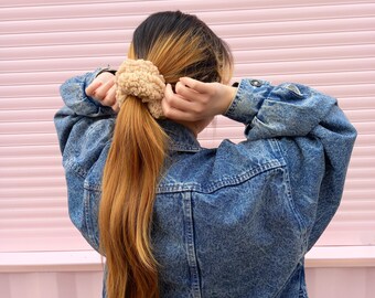 Sopo y Tahti / Large Teddy Scrunchie, Tan Nude Plush scrunchie, Soft Scrunchie, Accesorios para el cabello de los 90, Moda de los 90, Fluffy Hair Scrunchy