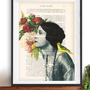 Puede incluir: Una ilustración de estilo vintage de una mujer con un pájaro posado en su hombro. La mujer está rodeada de flores y el fondo es una página de texto de un libro. El texto está en francés.