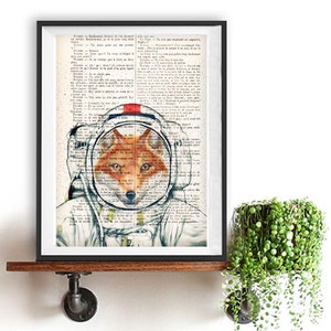 Póster con estampado de zorro astronauta, zorro espacial, traje espacial de zorro, impresión de diccionario, páginas de libros, decoración del hogar, decoración de dormitorio, decoración de arte de pared, estampado de zorro divertido imagen 1